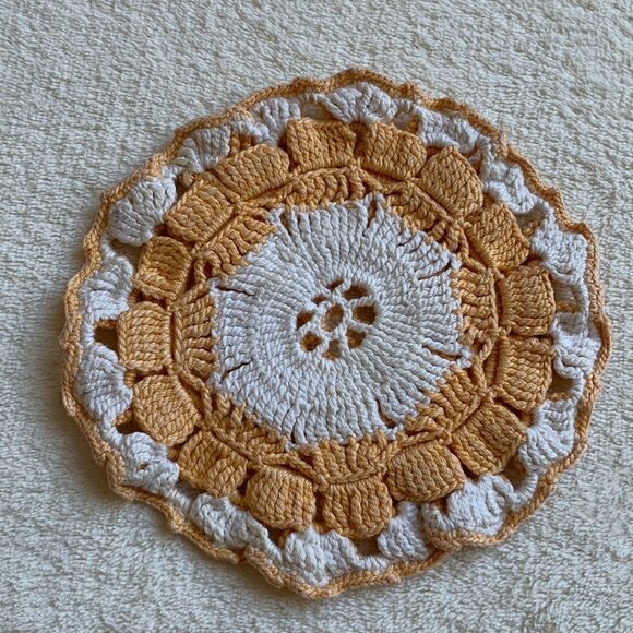 Handmade Crochet Circle vintage Doily Cream Peach Scalloped Edges reversible‎ - Picture 1 of 6